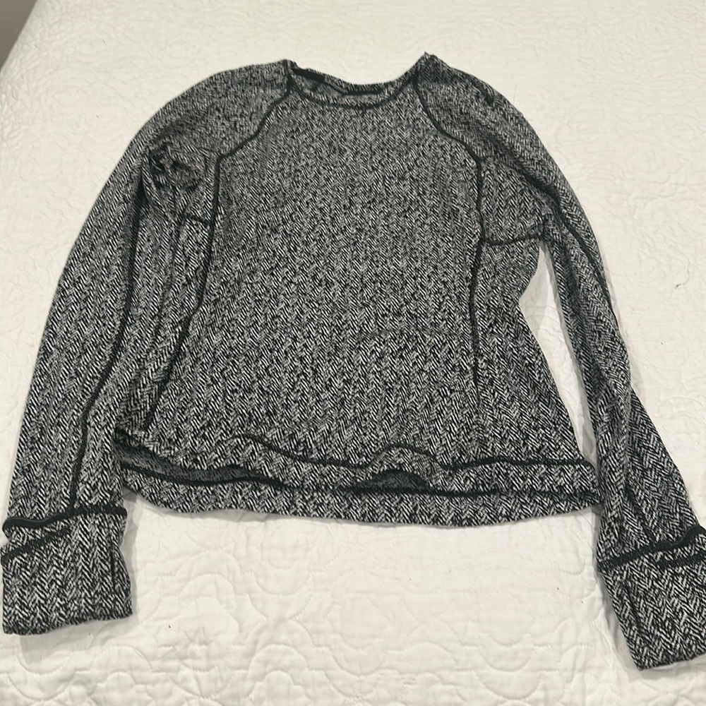 Lulu Lemon black/white long-sleeved shirt sz S